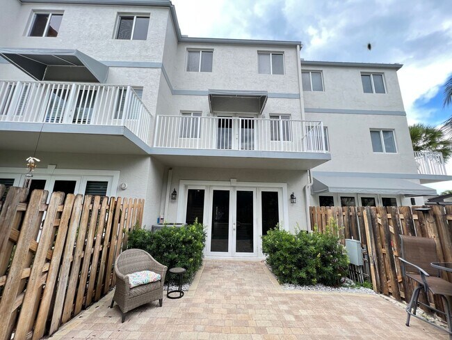 Building Photo - Beautiful 4 Bed 4.5 Bath luxury Townhouse with Elevator located by the Beach Lauderdale by the Sea