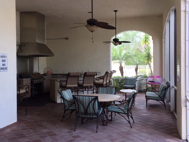 Building Photo - 2309 Myrtlewood Cir E