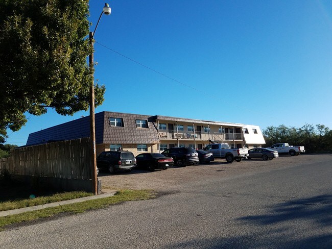 Country Club Vista Apartments Ozona, Texas - 106 Fairway Dr