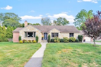 Building Photo - 26 Pearsall Pl