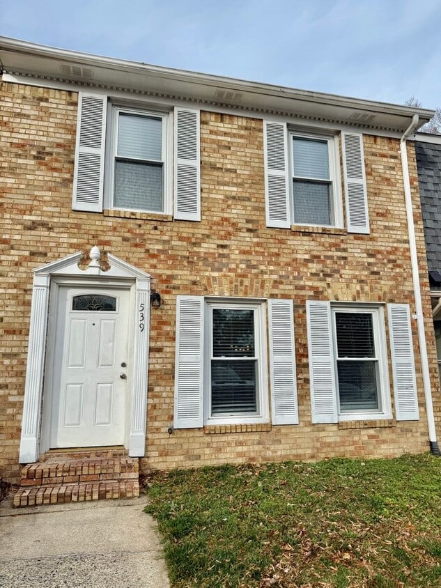 Foto principal - 3BD/2.5BA Brick Townhouse in Washington Commons off of Great Neck! Renovated throughout!