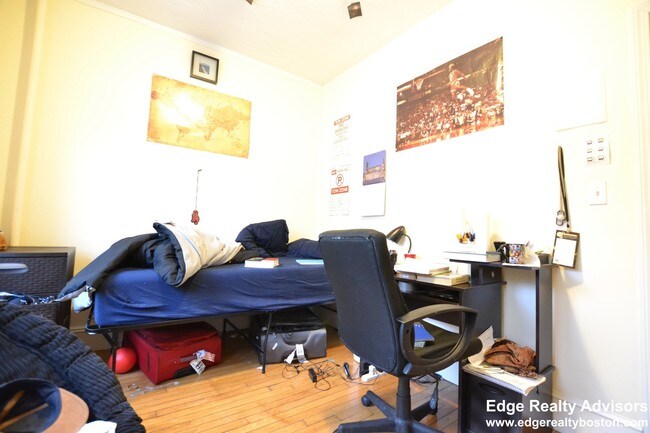 Building Photo - 74 Egmont St