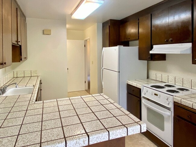 Building Photo - Spacious 3 Bedroom 2 Bath Duplex unit in S...