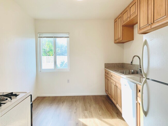 Foto del edificio - 2BD/1BA UPSTAIRS APARTMENT IN PACIFIC BEAC...