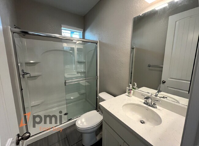 Building Photo - Contemporary Modern 3Bd Townhome in Muir H...