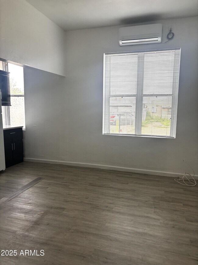 Foto del edificio - 633 E 9th St