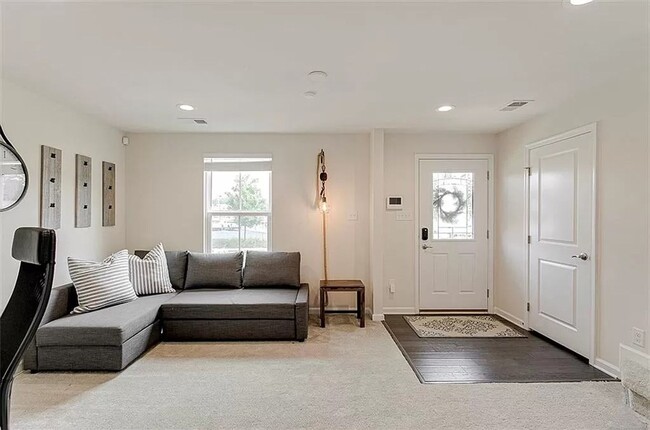 Building Photo - Beautifully Designed Townhome with Modern ...