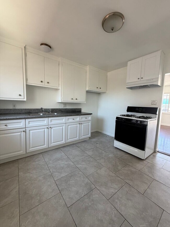 Foto del edificio - 1534 W 205th St