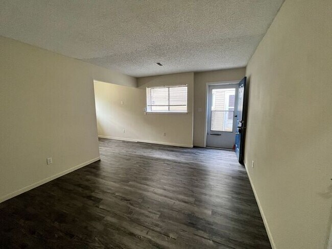Foto del edificio - Updated 2 bed/2 bath townhome with garage ...