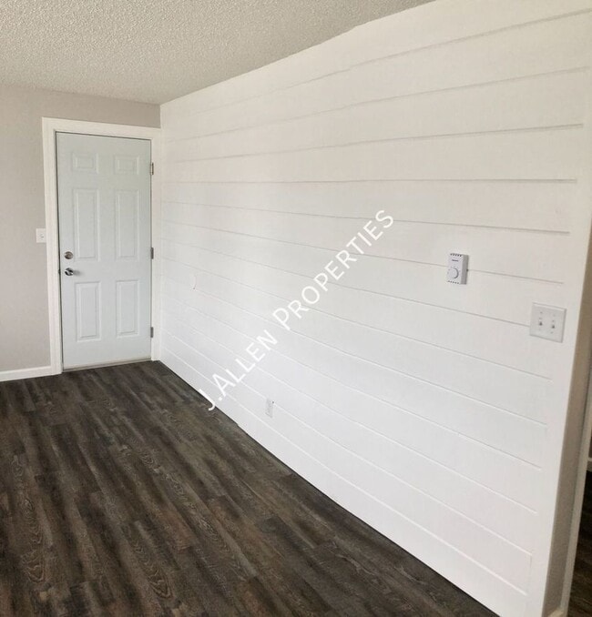 Building Photo - 1900 Parker Cir