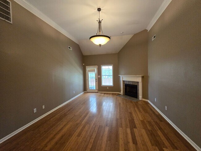 Building Photo - 690 Old Cahaba Dr