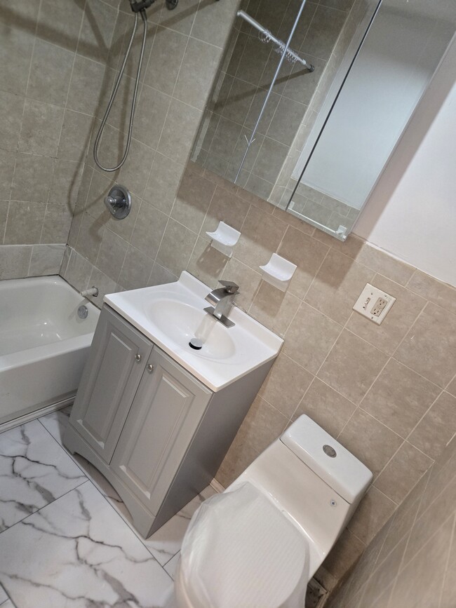 Foto del edificio - 945 E 220th St