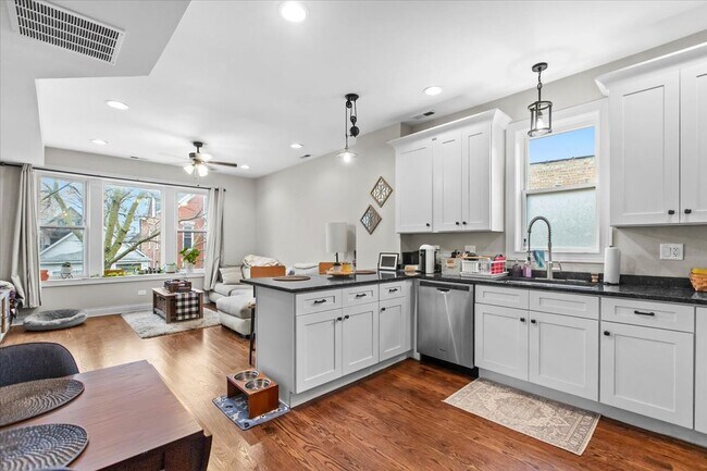 Foto del edificio - 2418 W Medill Ave