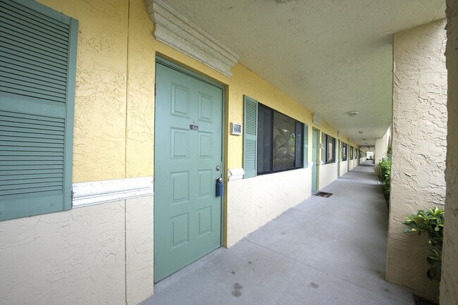 Building Photo - 1604 Meadows Cir W