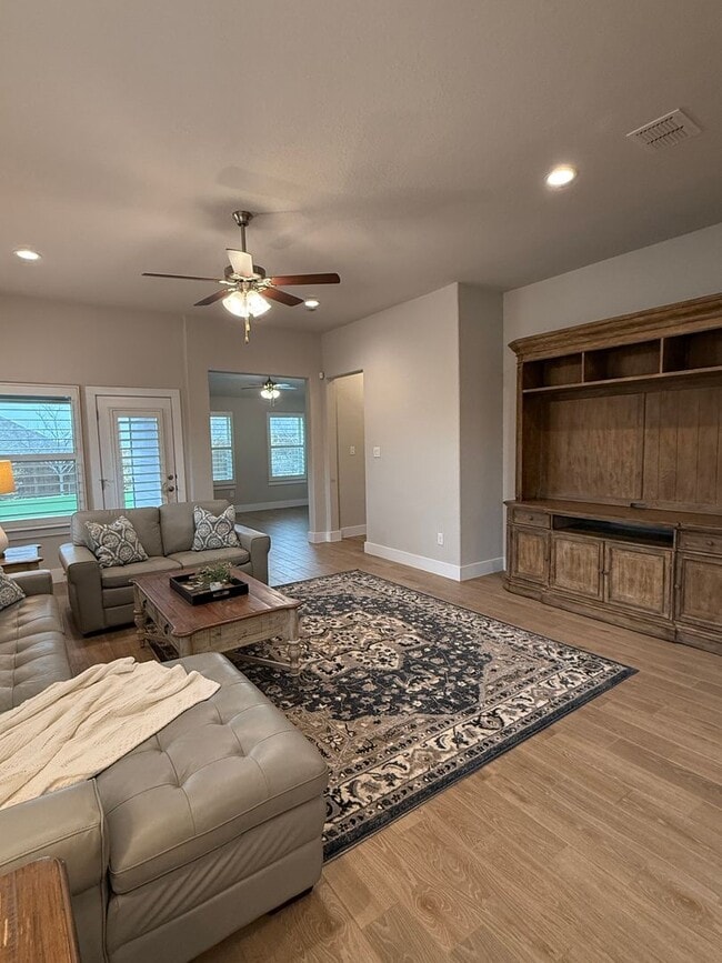 Building Photo - Well maintained single story home North San Antonio available now!