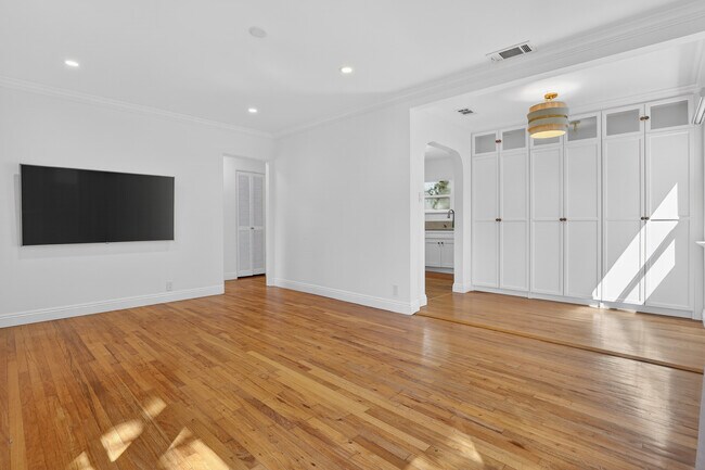 Comedor - 904 Victoria Ave