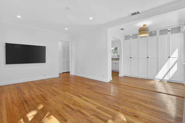 Dining area - 904 Victoria Ave