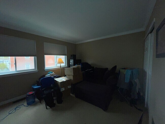 Foto del edificio - 3-bed, 2-bath GIANT townhouse + GARAGE, BA...