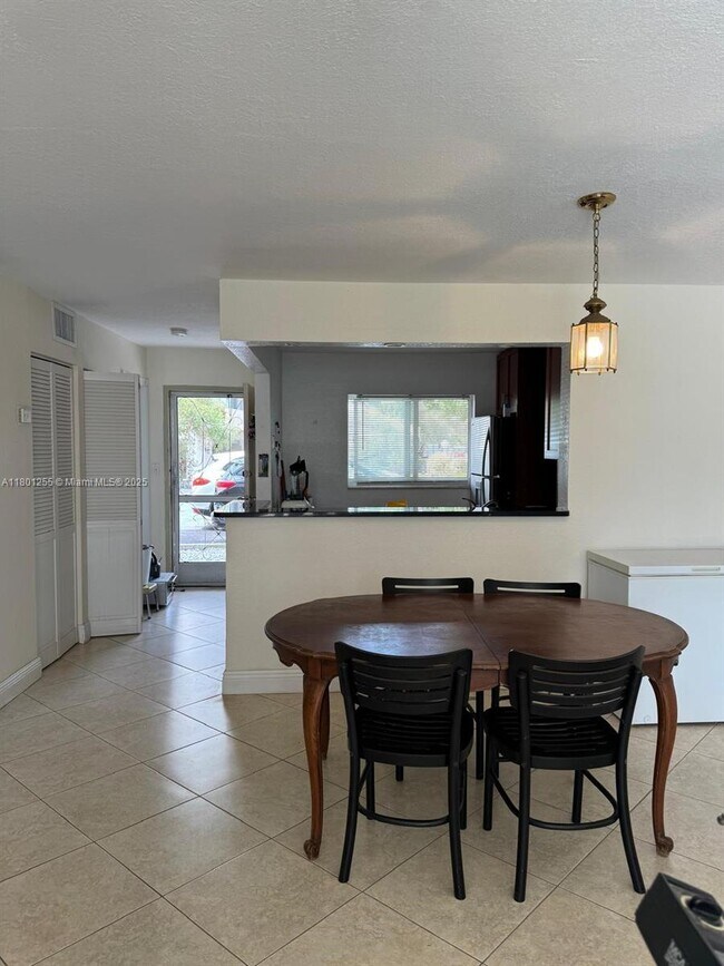 Foto del edificio - 4000 NE 169th St