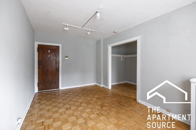 Foto del edificio - 739 W Belmont Ave