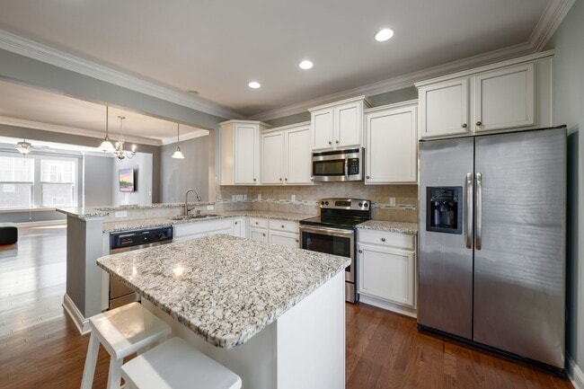 Building Photo - Gorgeous 3-Bed, 3.5-Ba Townhouse w/ Office in Downtown Apex