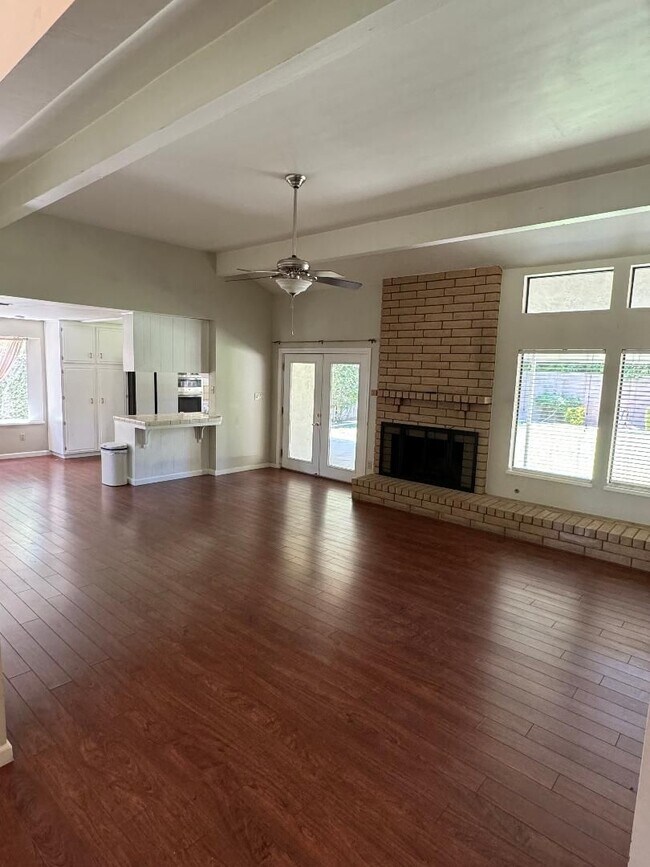 Building Photo - MOVE IN SPECIAL!