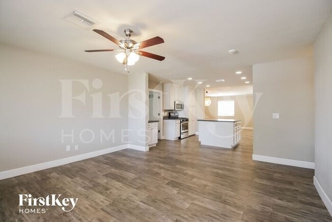 Building Photo - 1001 E Seldon Ln