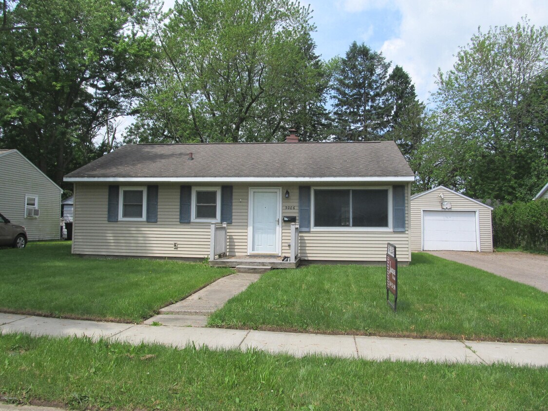 Primary Photo - 3006 Emerald Dr