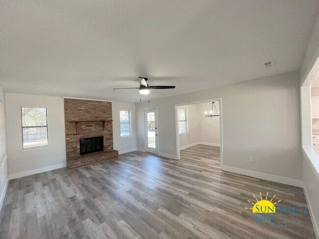 Building Photo - Spacious 3 Bedroom Home In Mary Esther!