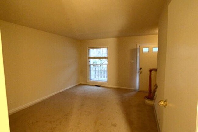Foto del edificio - Apply Today! 2 Bedroom - 1.5 Bath condo with garage - heat and hot water included