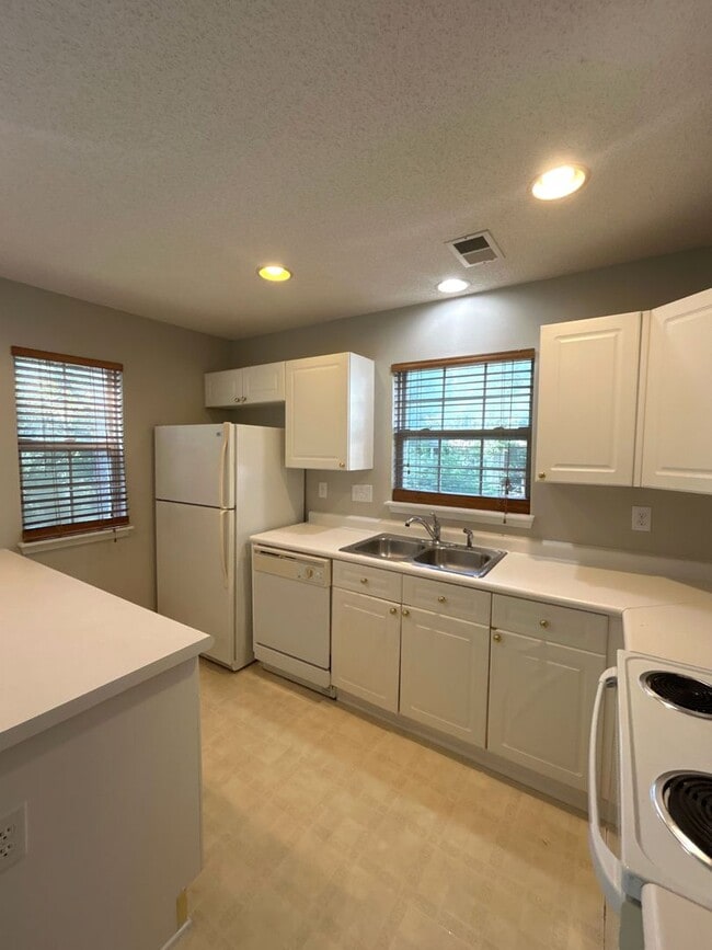 Building Photo - 6041 Cougar Ln