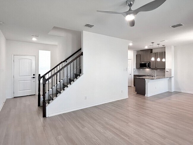 Foto del edificio - Spacious Northeast Side Home | 3 Bed, 2.5 Bath