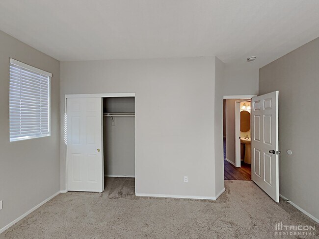 Building Photo - 708 E Riding Crop Ave