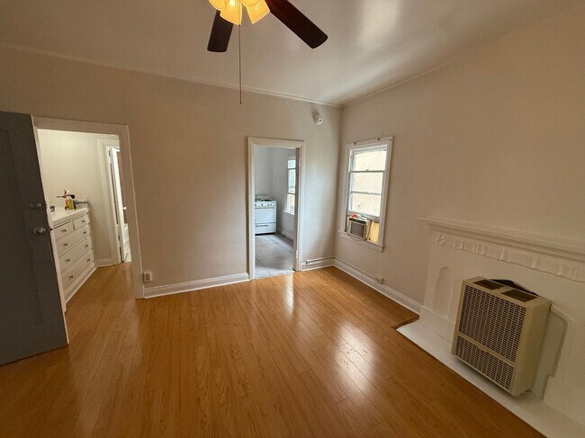 Foto del edificio - 1423 N Martel Ave