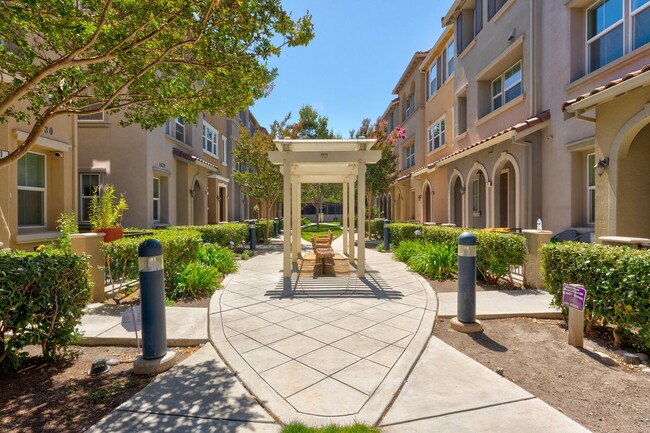 Building Photo - END UNIT IN BEAUTIFUL MISSION PLACE CONVEN...