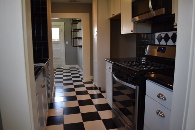 Checkerboard tile in kitchen and washer area. - 1422 W 66th St