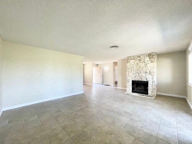 Building Photo - AVAILABLE NOW! 2 Bed 2 Bath condo in Palm ...