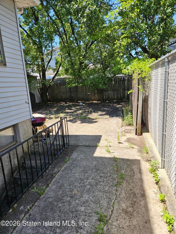 Building Photo - 486 Elverton Ave