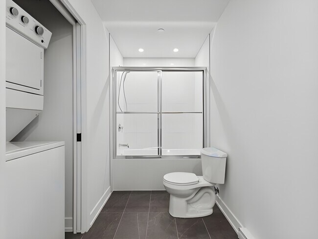 Bathroom and laundry - 255 Rue Nancy-Elliott