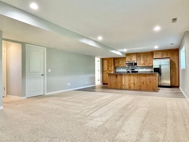 Building Photo - Beautiful Valley Views & Utilities Included!