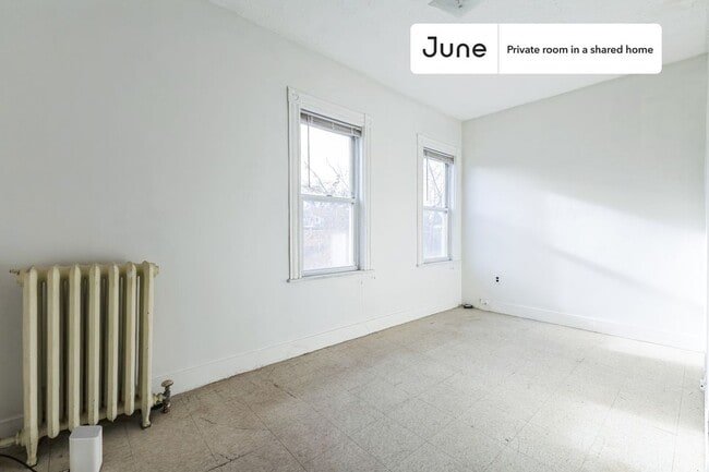 Building Photo - Room in Shared 5 bed/1 bath home