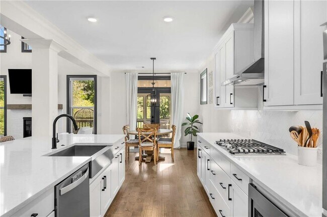 Foto del edificio - 520 Walden Glen Ln