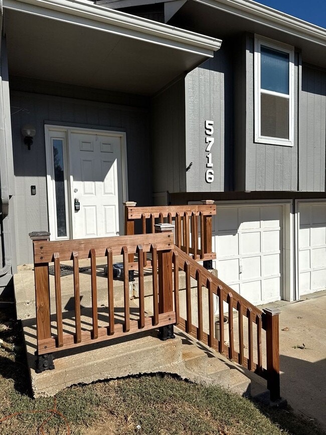 Building Photo - 5716 N London Ave