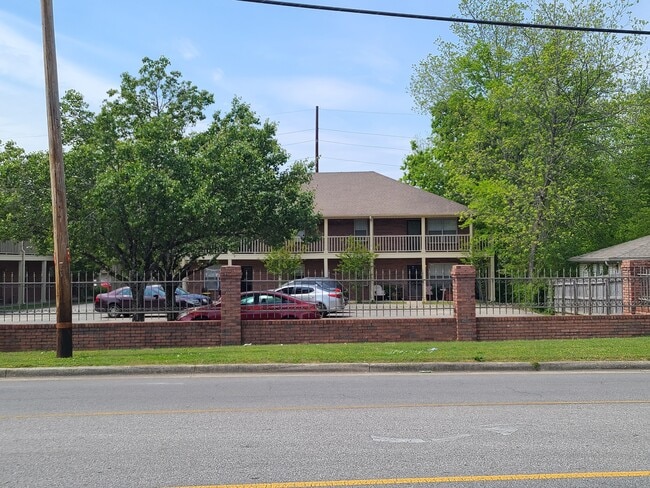 Building Photo - 1701 Somerville Rd SE