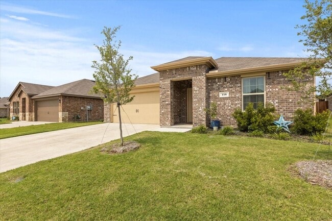 Building Photo - Modern single-story home with 4 bedrooms, 2 bathrooms, open-concept living, stylish kitchen, two-...
