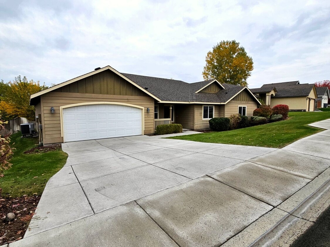 Primary Photo - *360 TOUR AVAILABLE* Spacious Ranch-Style ...