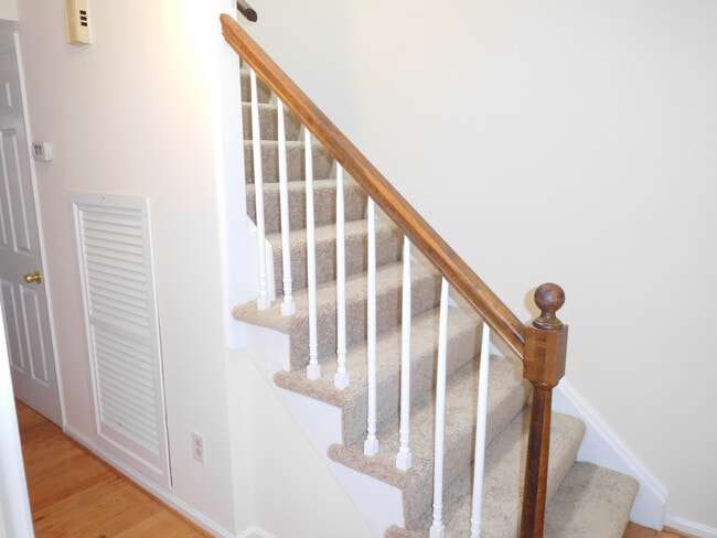 Building Photo - Renovated Townhome in the Heart of Bethesd...