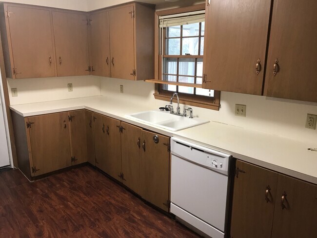 Foto del edificio - Large 4 Bedroom Home in Glendale School Di...