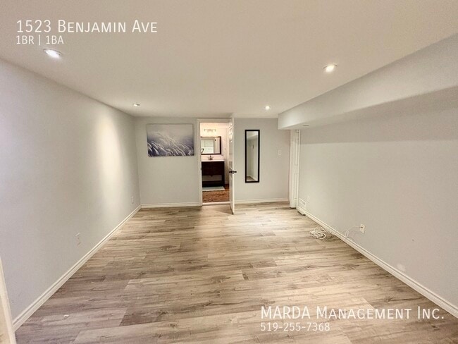 Building Photo - RENOVATED 1 BED/1BATH - LOWER UNIT ALL-INC...