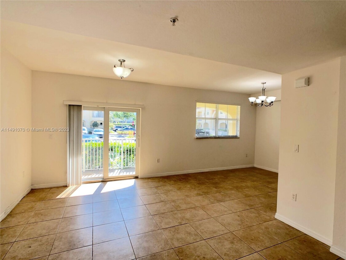 Foto principal - 8800 NW 107th Ct